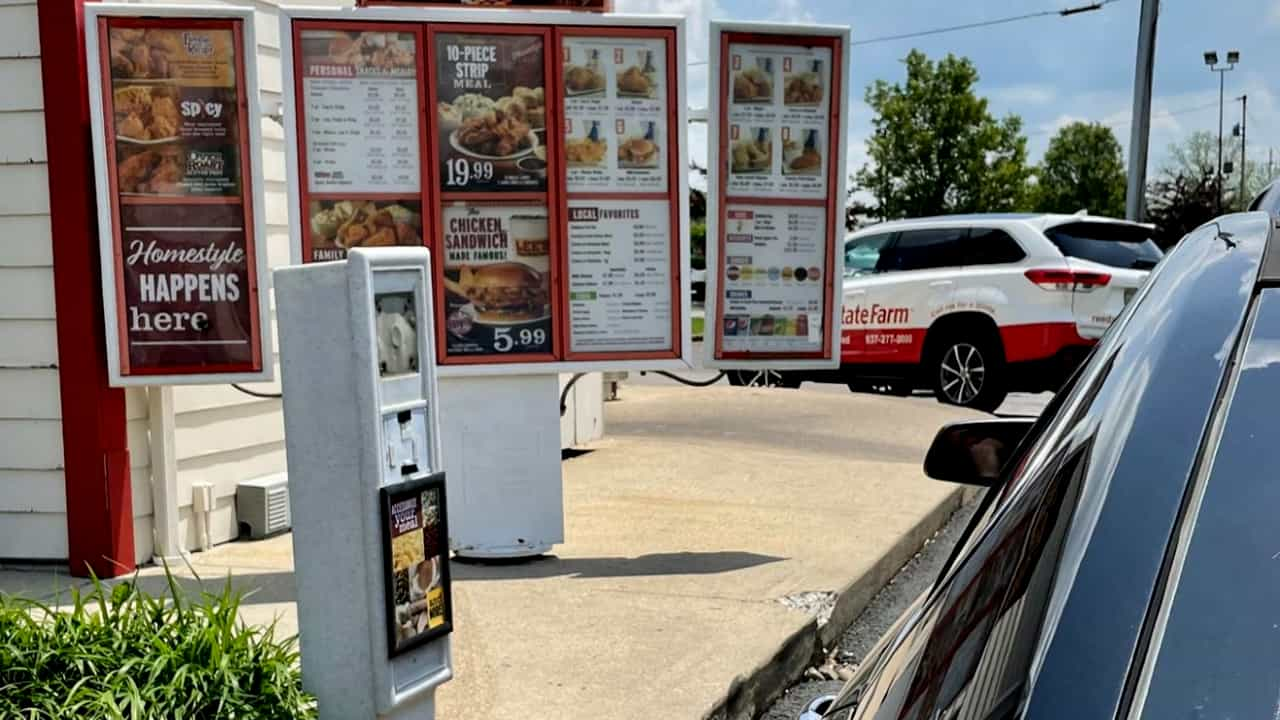 Un assistente vocale prende le ordinazioni al drive-thru e fa guadagnare il brand