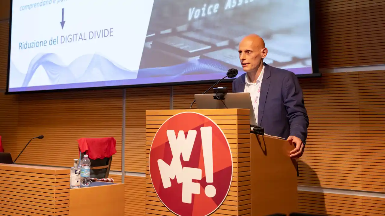 Alessio Pomaro durante lo speech in sala "Digital Transformation" dedicato alla democratizzazione dei dati